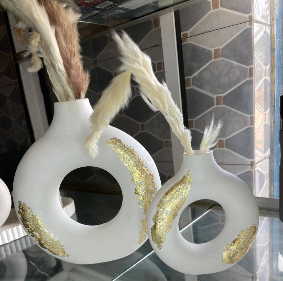 Sophisticated Ribbed Donut Flower Vase